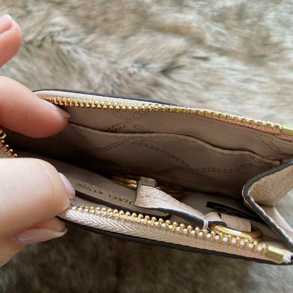 Micheal Kors wallet - Picture 3 of 3